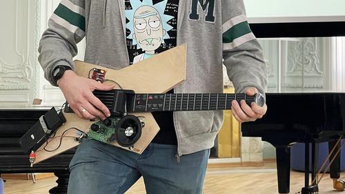Российский студент разработал гитару специально для людей с инвалидностью