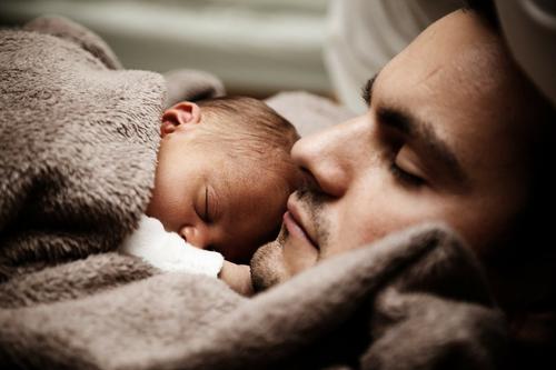 В правительстве объяснили отклонение инициативы об отпуске для отцов новорожденных