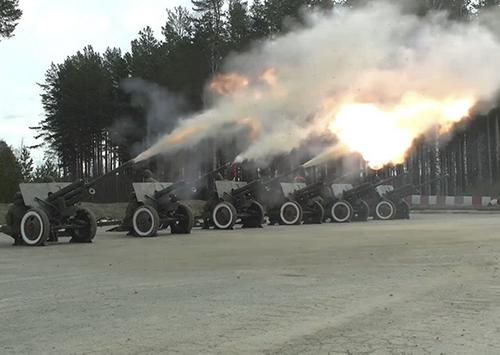 Прошла первая тренировка праздничного салюта в честь Дня Победы с участием артиллеристов ЦВО