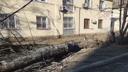 В Хабаровске ветер сорвал крышу с многоквартирного дома 