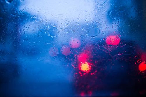 Автоэксперт Мельников напомнил правила безопасного вождения, когда идет дождь