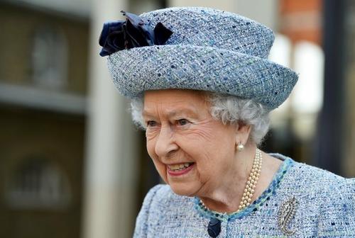 В Британии День рождения королевы прошёл без радости и салютов