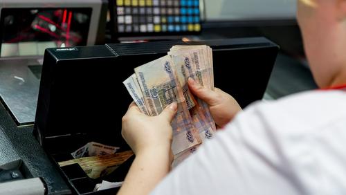 В Хабаровске работница магазина увела у начальника более 200 тысяч рублей