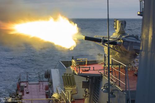Российский боевой корабль в Средиземном море отразил воздушное нападение условного противника 
