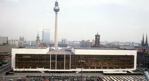 Немцы вспоминают символ ГДР, который сносили дольше чем строили