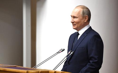 Путин пообещал выстраивать правительственные программы поддержки российских семей поэтапно