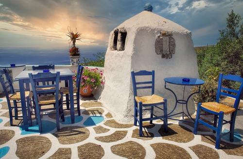 Власти Греции до 14 мая продлили ограничения для туристов