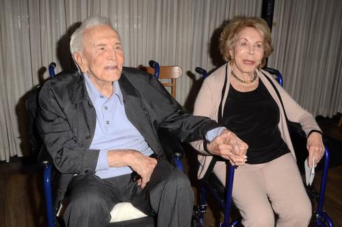 В возрасте 102 лет скончалась вдова актера Кирка Дугласа
