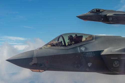 EurAsian Times: российские ПВО могут превратить американские F-22 и F-35 в груду металлолома с помощью РЛС «Струна-1»