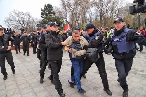 Украинская полиция завела уголовное дело на одессита за ношение российской символики 
