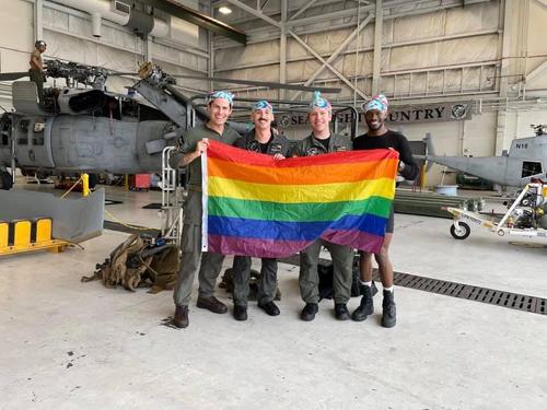«Исторический момент». В вооруженных силах США появился первый вертолёт с полностью гомосексуальным экипажем