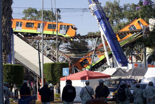 Власти Мехико назвали вероятную причину обрушения метромоста