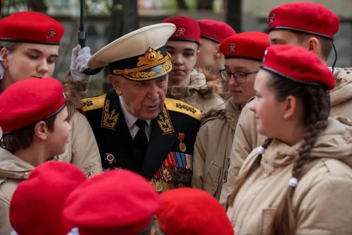 Юнармейцы провели в Москве мини-парады Победы для ветеранов войны