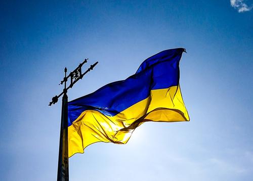 Видео, как в Харькове неизвестные уничтожили баннеры с поздравлениями ко Дню Победы
