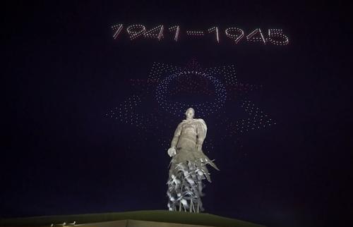 Видео: Над Ржевским мемориалом устроили световое шоу из дронов ко Дню Победы