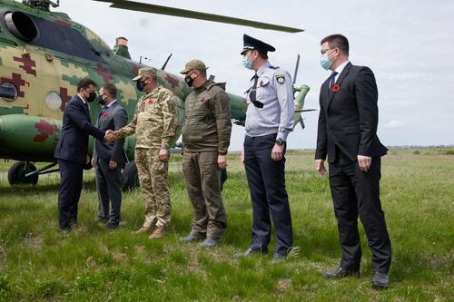 Владимир Зеленский прибыл в Донбасс с послами Евросоюза