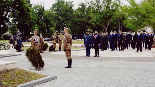 В Венгрии в сопровождении почетного караула возложили венки в честь 76-летия Победы