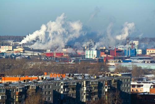 В Челябинске ищут источник дыма и неприятного запаха