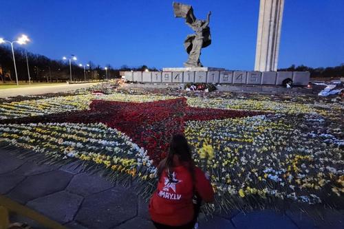 Латвийцы продолжают нести цветы к памятнику Освободителям