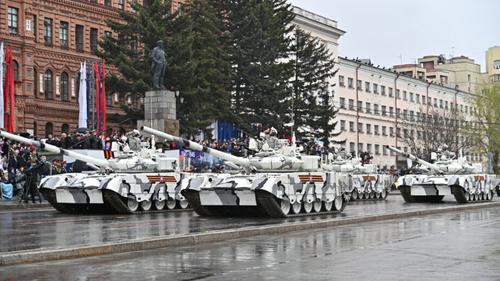 Перед хабаровским парадом Победы скоростной танк снес светофор 