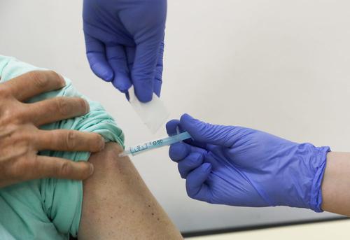 В Испании от COVID-19 скончалась пожилая женщина, привитая вакциной Pfizer