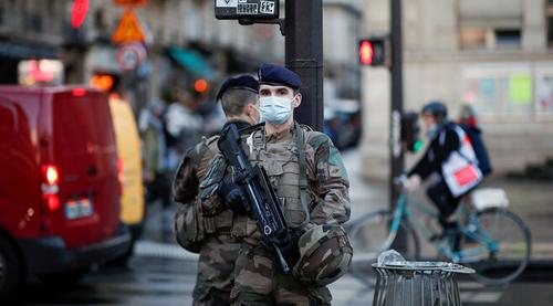 Слова военных об обстановке в стране вызвали во Франции бурную реакцию