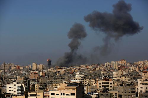 ВВС Израиля почти полностью разрушили многоэтажное здание в Газе