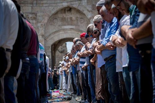Около ста тысяч палестинцев собрались у мечети Аль-Акса в Иерусалиме 