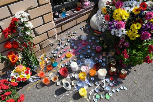 Жители Казани третьи сутки несут цветы и игрушки к школе, где была открыта стрельба