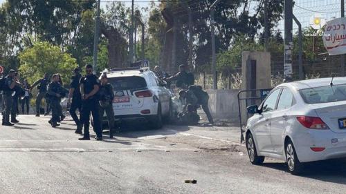 В Иерусалиме автомобиль протаранил полицейских, водитель ликвидирован