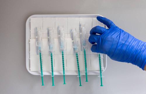 Во Франции зарегистрировали еще четыре случая тромбоза после прививки AstraZeneca
