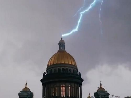 Видео, как в Петербурге во время грозы в крест Исаакиевского собора ударила молния