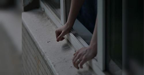 В Москве подросток выпрыгнул из окна на глазах у полиции