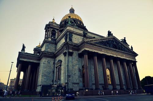 Во время грозы молния ударила в крест Исаакиевского собора в Петербурге