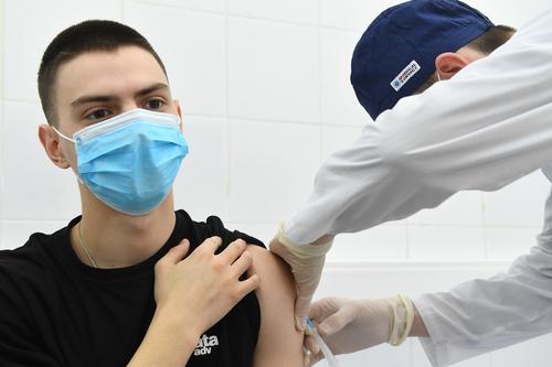 Эпидемиолог Александр Горелов рассказал, почему темпы вакцинации от коронавируса в РФ такие низкие