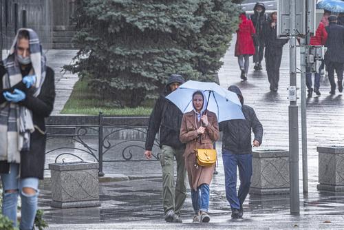 Синоптик Синенков предупредил москвичей о дожде и сильном ветре в пятницу