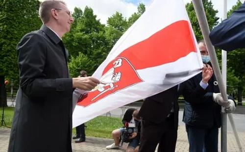 Что означает замена флага Белоруссии в Риге