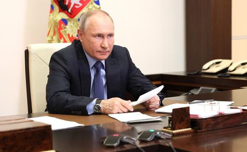 Владимир Путин подписал закон о туристических визах для иностранцев