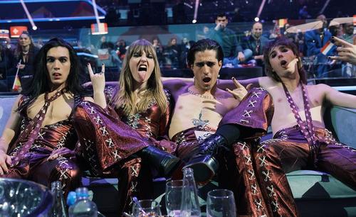 Итальянские победители Евровидения вернулись домой под аплодисменты и скандал с наркотиками