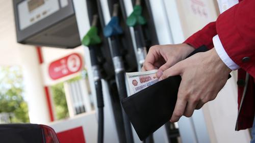 Крымские топливные «войны» к снижению цены на бензин пока не приводят