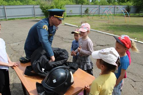 Хабаровские спасатели рассказали детям о безопасности