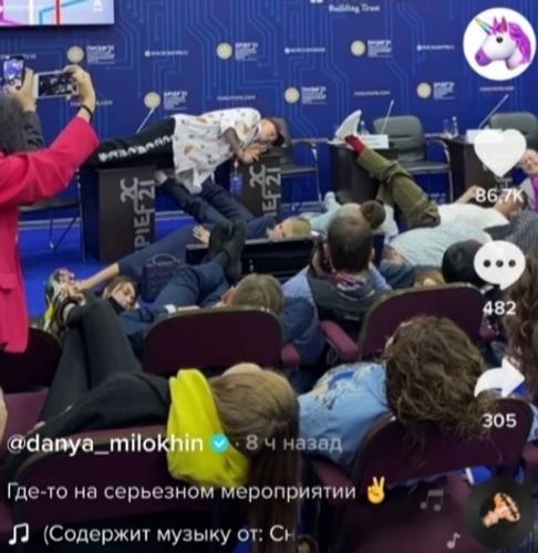  Даня Милохин заставил лечь на пол Ксению Собчак и других участников ПМЭФ