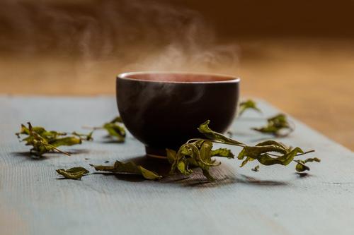 Учёные обнаружили в зелёном чае вещество, которое способно противостоять COVID-19