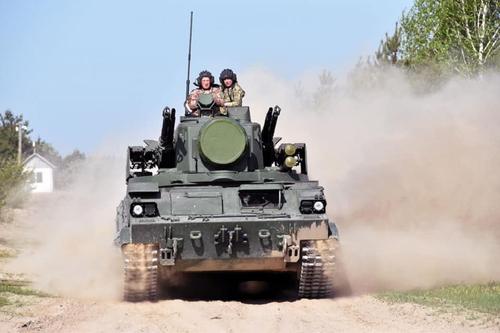 Avia.pro: армия Украины начала массово перебрасывать танки и артиллерию к границе с российским Крымом