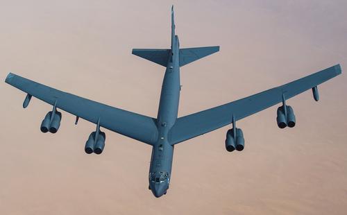 Портал 19FortyFive: ядерные бомбардировщики США В-52 «могут ненадолго остановить время и сдержать Россию»  