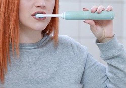 Стоматолог Кинселла заявила, что чистка зубов сразу после еды может привести к кариесу