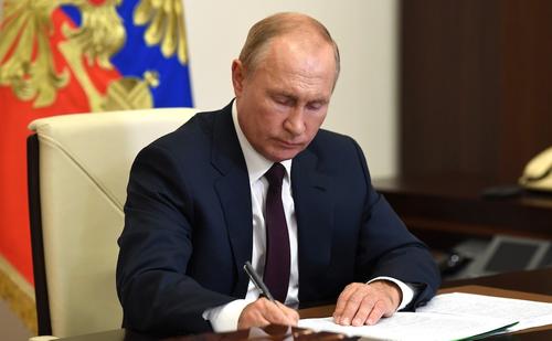 Путин подписал закон о праве не сумевших выйти из гражданства Украины крымчан занимать госдолжности в РФ