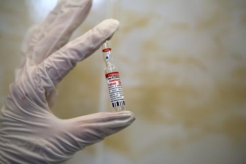 В Роспотребнадзоре заявили, что справиться с COVID-19 поможет вакцинация и привиться важно летом