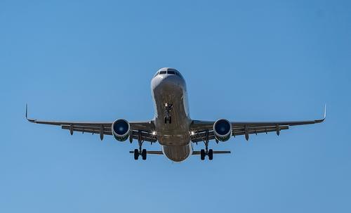 В аэропорту Симферополя самолет Boeing после посадки выкатился за пределы взлетно-посадочной полосы 
