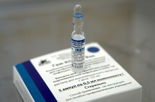 На Сахалине вводят обязательную вакцинацию от COVID-19 для работников здравоохранения, образования и сферы обслуживания